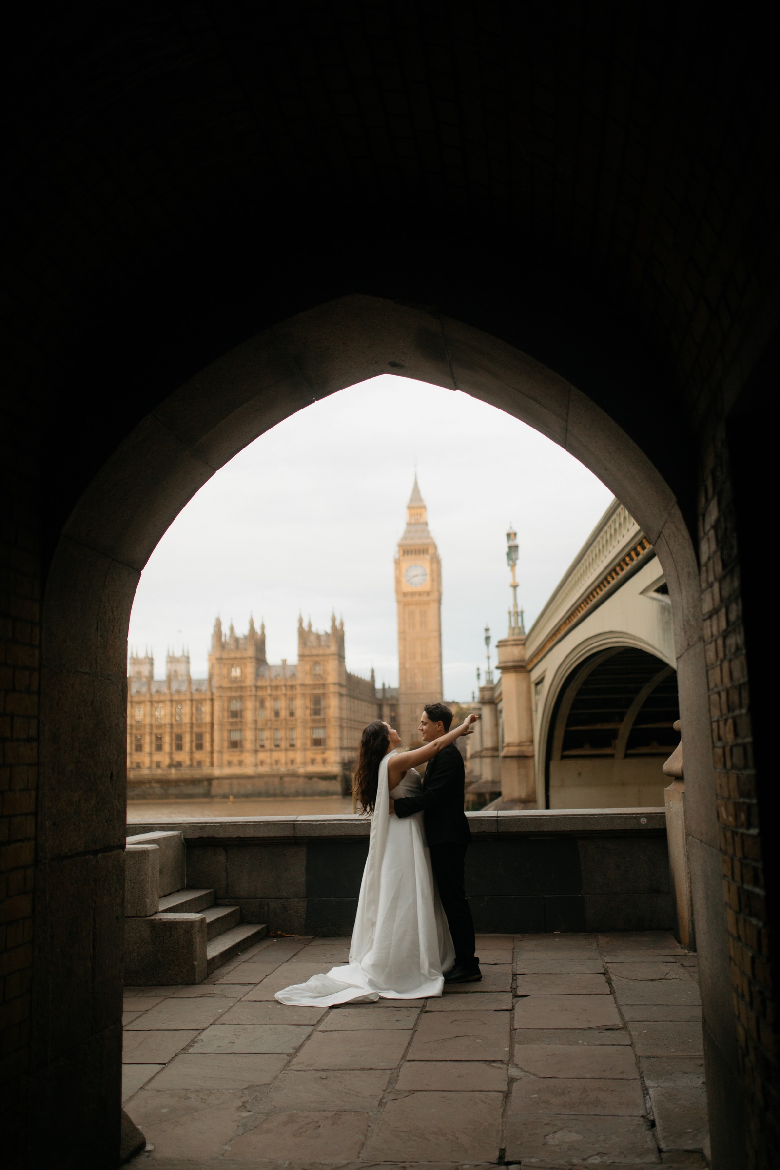 Noivos sob um arco de pedra, com o Big Ben ao fundo