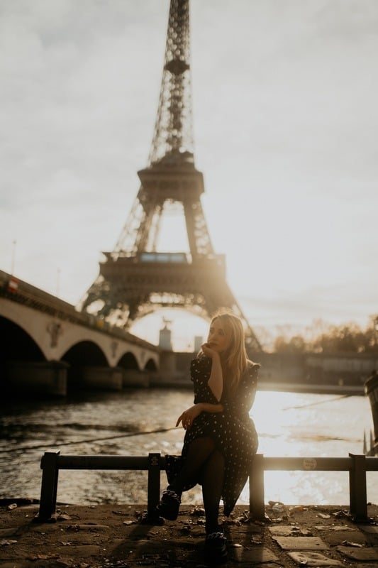 Giu à beira do Sena, com a Torre Eiffel ao fundo